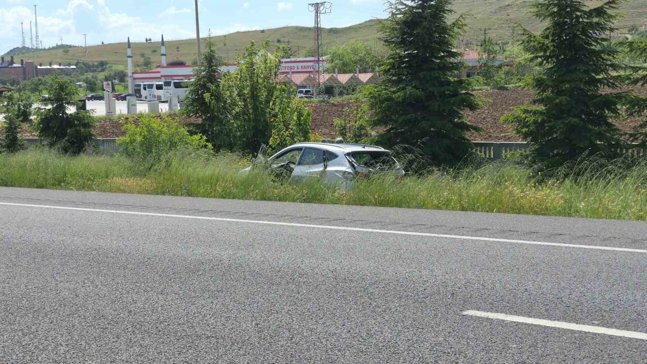 ANKARA - ESKİŞEHİR YOLU'NDA 3 ARACIN KARIŞTIĞI KAZADA BİR OTOMOBİL ŞARAMPOLE UÇARKEN, OLAY MADDİ...