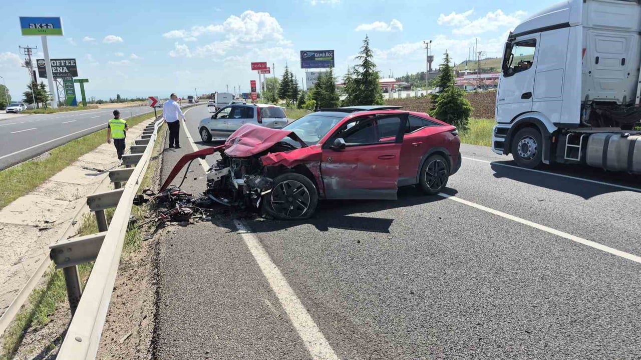 ANKARA - ESKİŞEHİR YOLU'NDA 3 ARACIN KARIŞTIĞI KAZADA BİR OTOMOBİL ŞARAMPOLE UÇARKEN, OLAY MADDİ...