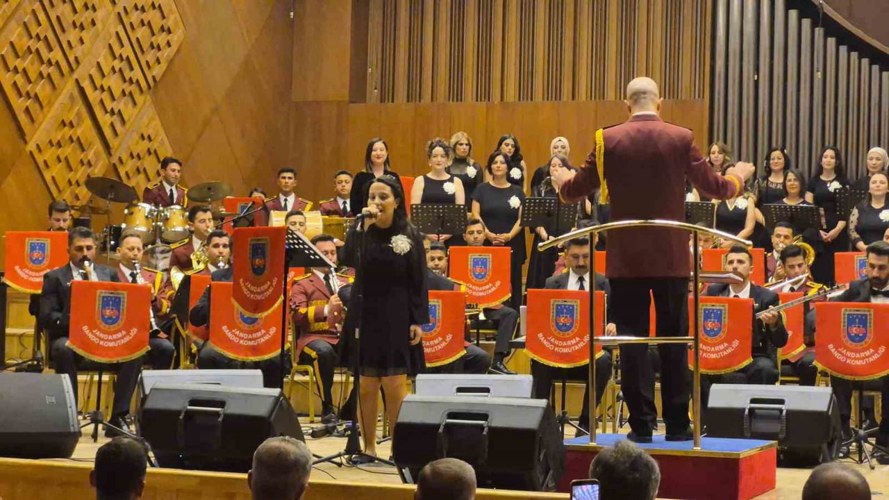 ANKARA ETLİK ŞEHİR HASTANESİ MÜZİK TOPLULUĞU İLE JANDARMA BANDO KOMUTANLIĞININ ORTAK ÇALIŞMASIYLA...