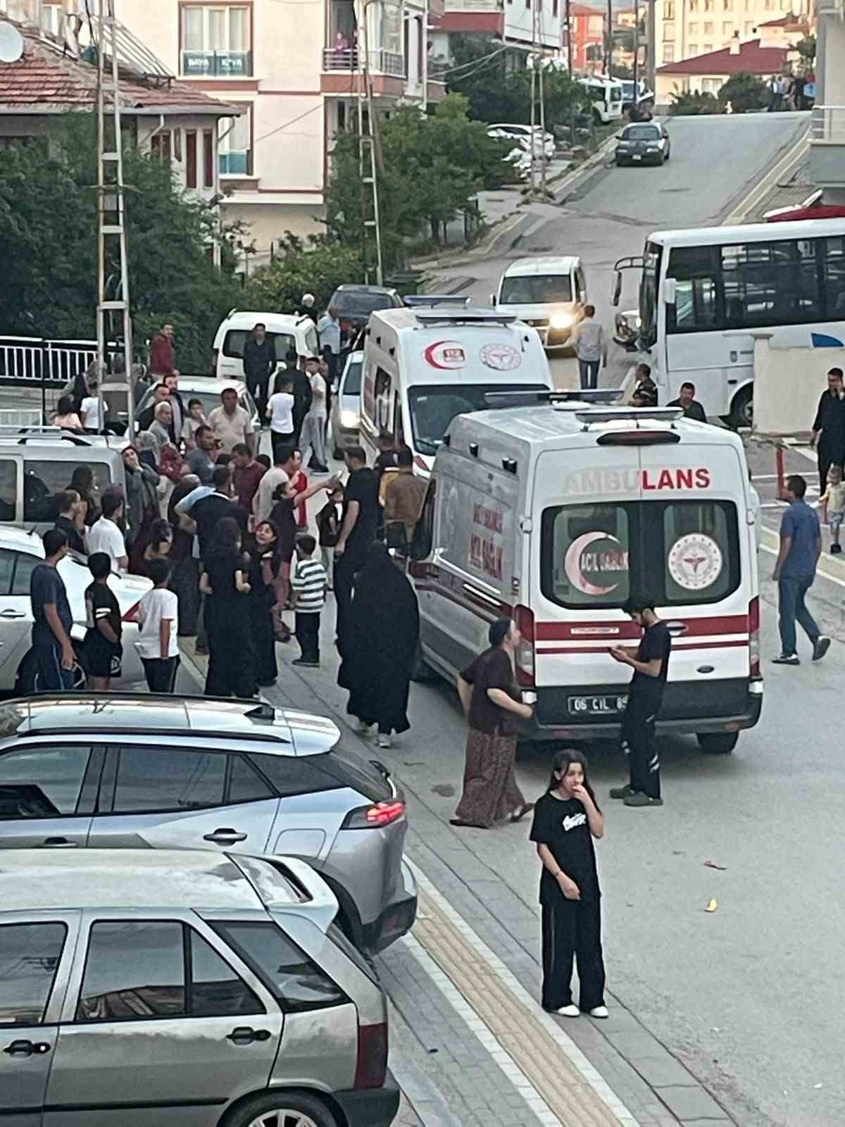 ANKARA’NIN AKYURT İLÇESİNDE 1 YAŞINDAKİ BİR ÇOCUK, YAŞADIĞI APARTMANIN BALKONUNDAN DÜŞEREK AĞIR...