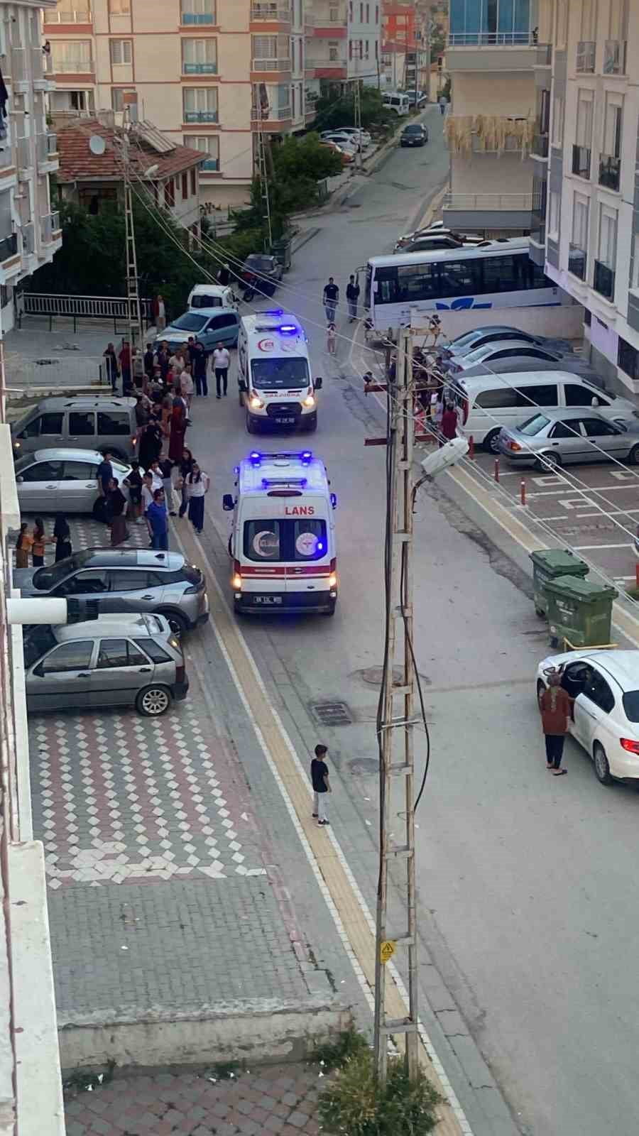 ANKARA’NIN AKYURT İLÇESİNDE 1 YAŞINDAKİ BİR ÇOCUK, YAŞADIĞI APARTMANIN BALKONUNDAN DÜŞEREK AĞIR...