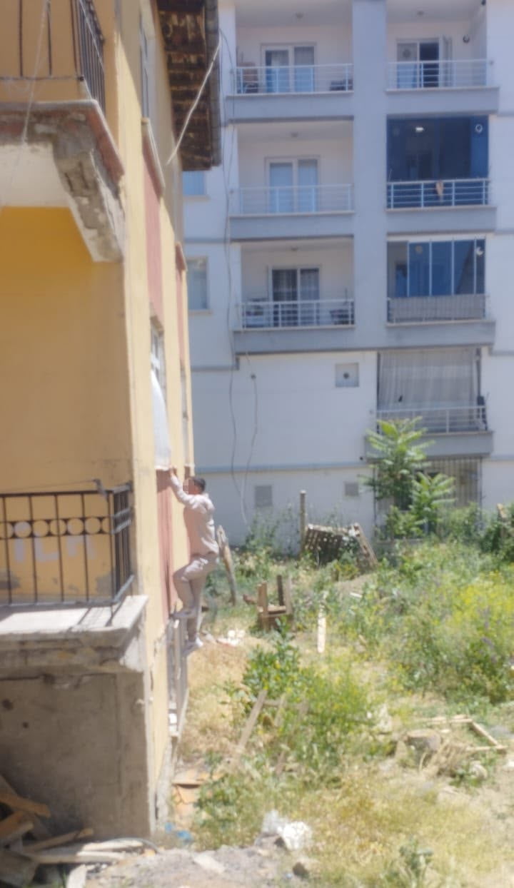 ANKARA’NIN AKYURT İLÇESİNDE BİR EVDEN ÇEYREK ALTIN ÇALAN ŞÜPHELİ, POLİS EKİPLERİNİN ÇALIŞMASIYLA...