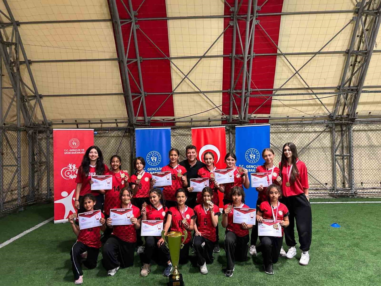 ANKARA’NIN ALTINDAĞ İLÇESİNDEKİ HACI BAYRAM VELİ SPOR ORTAOKULU, AFYONKARAHİSAR’DA DÜZENLENEN OKUL...