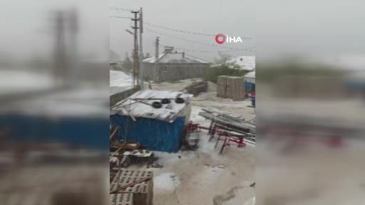 Ankara’nın birçok yerinde etkili olan sağanak yağmur hayatı durma noktasına getirdi