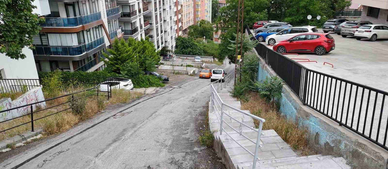 ANKARA’NIN ÇANKAYA İLÇESİNDE YER ALAN BİR YOKUŞU NEREDEYSE HİÇBİR ARACIN ÇIKAMADIĞI, ÇIKMAYA...