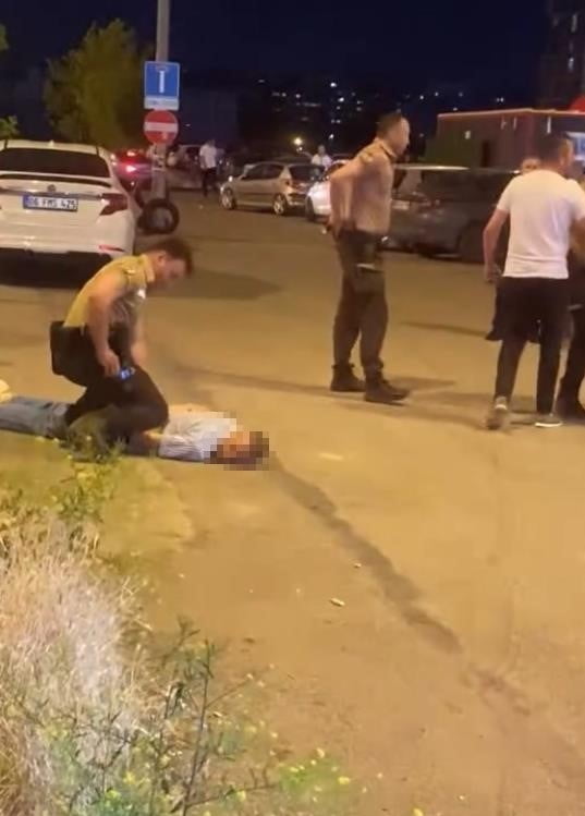 ANKARA’NIN YENİMAHALLE İLÇESİNDE SALLAMA BIÇAKLA BİR KİŞİYİ KOVALAYAN VE ARDINDAN GÖREVLİ BEKÇİYE...