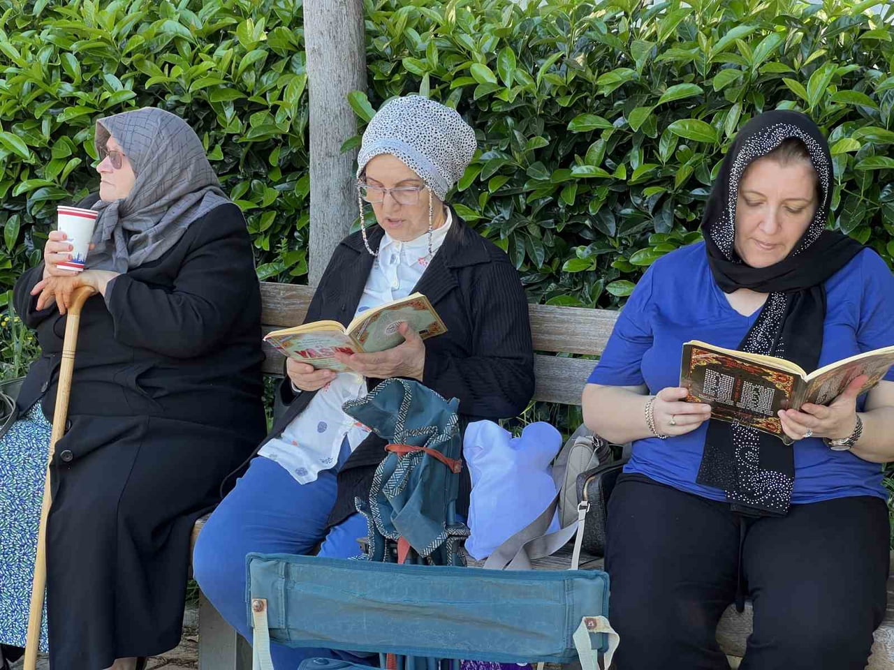 ANNELER ÇOCUKLARININ BAŞARISI İÇİN KUR'AN OKUDU