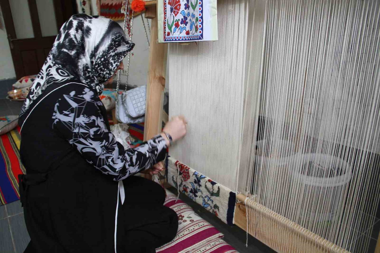 ANNESİNDEN ÖĞRENDİĞİ KİLİM VE HALI DOKUMACILIĞINI MESLEĞE DÖNÜŞTÜREN SİBEL ŞAHİN, ÇARŞAMBA’DA...