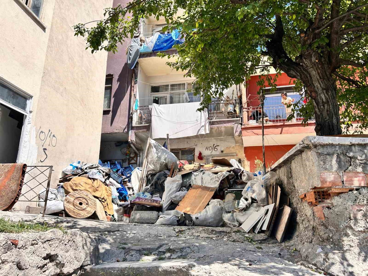 ANNESİNİN KALDIĞI ÇÖP EV