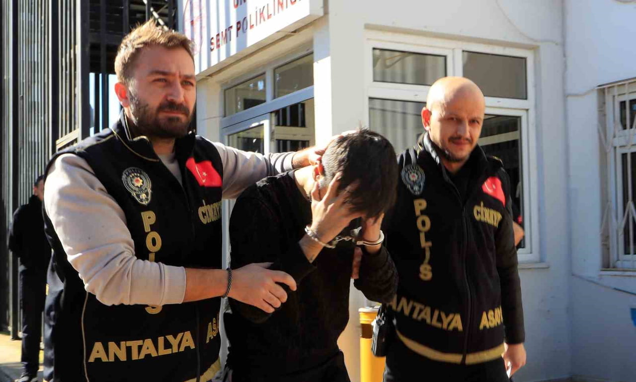 ANTALYA'DA 37 HAFTALIK GEBE EŞİNİ RUHSATSIZ TABANCAYLA İKİ BACAĞINDAN VURARAK YARALAYAN ABDULLAH...