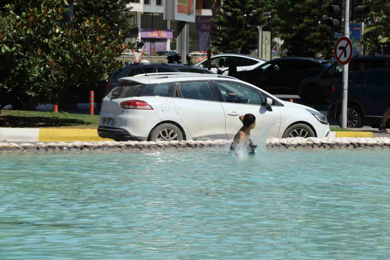 ANTALYA'DA ETKİSİNİ ARTIRAN SICAK HAVA NEDENİYLE BUNALAN ÇOCUKLAR, MURATPAŞA İLÇESİNDEKİ MEVLANA...