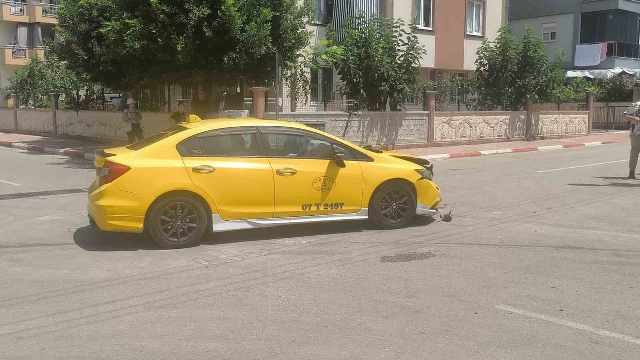 ANTALYA'DA HAFİF TİCARİ ARAÇ İLE TİCARİ TAKSİNİN KAVŞAKTA ÇARPIŞMASI SONUCU MEYDANA GELEN KAZADA...