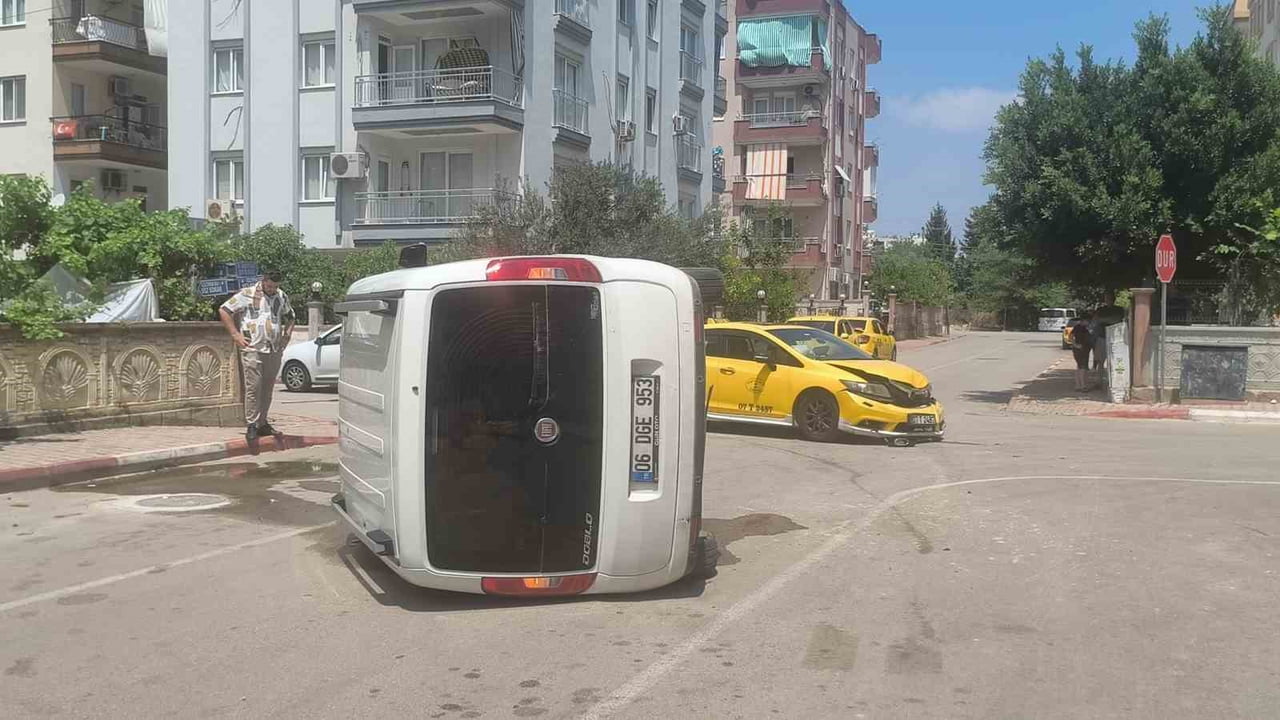 ANTALYA'DA HAFİF TİCARİ ARAÇ İLE TİCARİ TAKSİNİN KAVŞAKTA ÇARPIŞMASI SONUCU MEYDANA GELEN KAZADA...