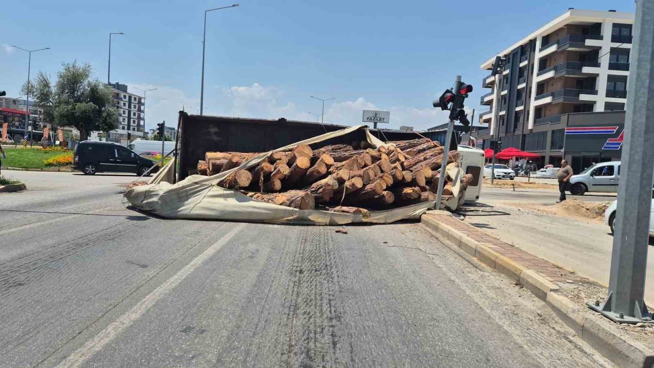 ANTALYA'DA KAVŞAĞA GİREN KAMYONUN YAN YATMASI SONUCU ARACIN KASASINDA BULUNAN TOMRUKLAR YOLA...