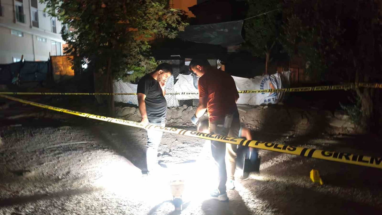 ANTALYA'DA MAHALLEDE UYUŞTURUCU SATMAK İSTEYEN ŞAHISLARLA, BUNA KARŞI ÇIKAN MAHALLE SAKİNLERİ...