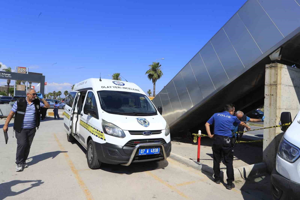 ANTALYA'DA OTOKOÇ BAYİİ'NE KİMLİĞİ BELİRSİZ ŞAHISLARCA SİLAHLI SALDIRI DÜZENLENDİ. SALDIRI ANI...
