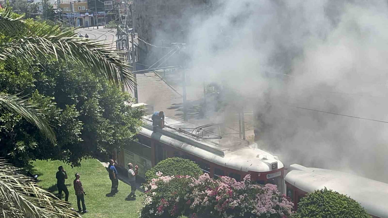 ANTALYA'DA SEYİR HALİNDEKİ NOSTALJİ TRAMVAYIN ÜST KISMINDA ÇIKAN YANGIN ESNAFIN DİKKATİ SAYESİNDE...