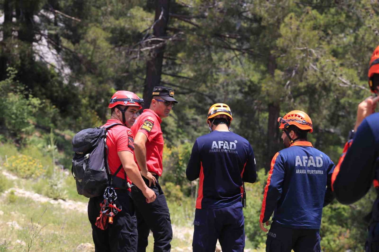 ANTALYA'DA SOSYAL MEDYADA GÖRDÜKLERİ KRAL HAVUZUNU MERAK EDEREK GELDİKLERİ HİSANÇANDIR'DA DAĞLIK...
