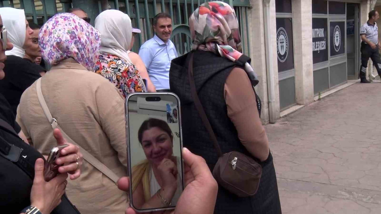 ANTALYA'DA YAŞAYAN BİR ANNE, KOCAELİ'DE TYT'YE GİREN KIZININ HEYECANINA GÖRÜNTÜLÜ ARAMA İLE OKUL...