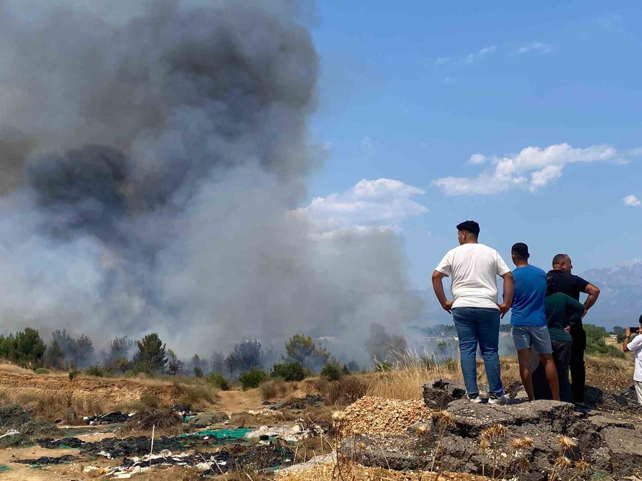 ANTALYA'NIN AKSU İLÇESİNDE ÇIKAN ORMAN YANGINI, ORMAN BÖLGE MÜDÜRLÜĞÜ EKİPLERİNİN HAVADAN VE...