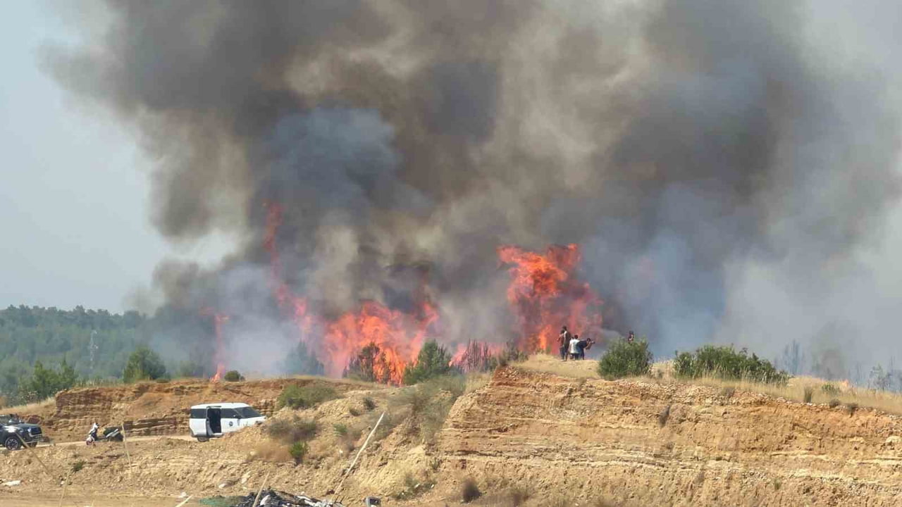 ANTALYA'NIN AKSU İLÇESİNDE ÇIKAN ORMAN YANGINI, ORMAN BÖLGE MÜDÜRLÜĞÜ EKİPLERİNİN HAVADAN VE...