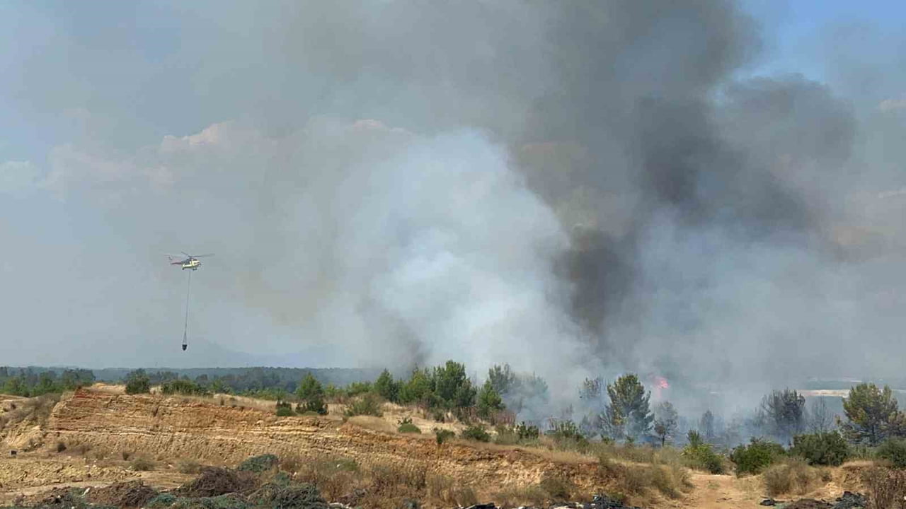 ANTALYA'NIN AKSU İLÇESİNDE ÇIKAN ORMAN YANGININA, ORMAN BÖLGE MÜDÜRLÜĞÜ EKİPLERİ 2 UÇAK, 2...