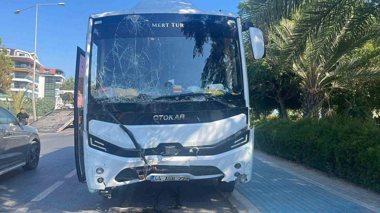 ANTALYA'NIN ALANYA İLÇESİNDE ALKOLLÜ SÜRÜCÜNÜN KULLANDIĞI TUR MİDİBÜSÜ KONTROLDEN ÇIKARAK REFÜJÜ...