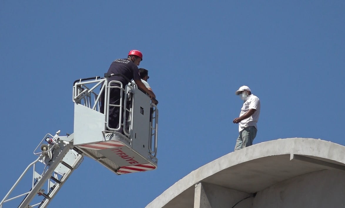 ANTALYA'NIN ALANYA İLÇESİNDE BUNALIMA GİREREK 4 KATLI BİR BİNANIN ÇATISINA ÇIKAN 44 YAŞINDAKİ...