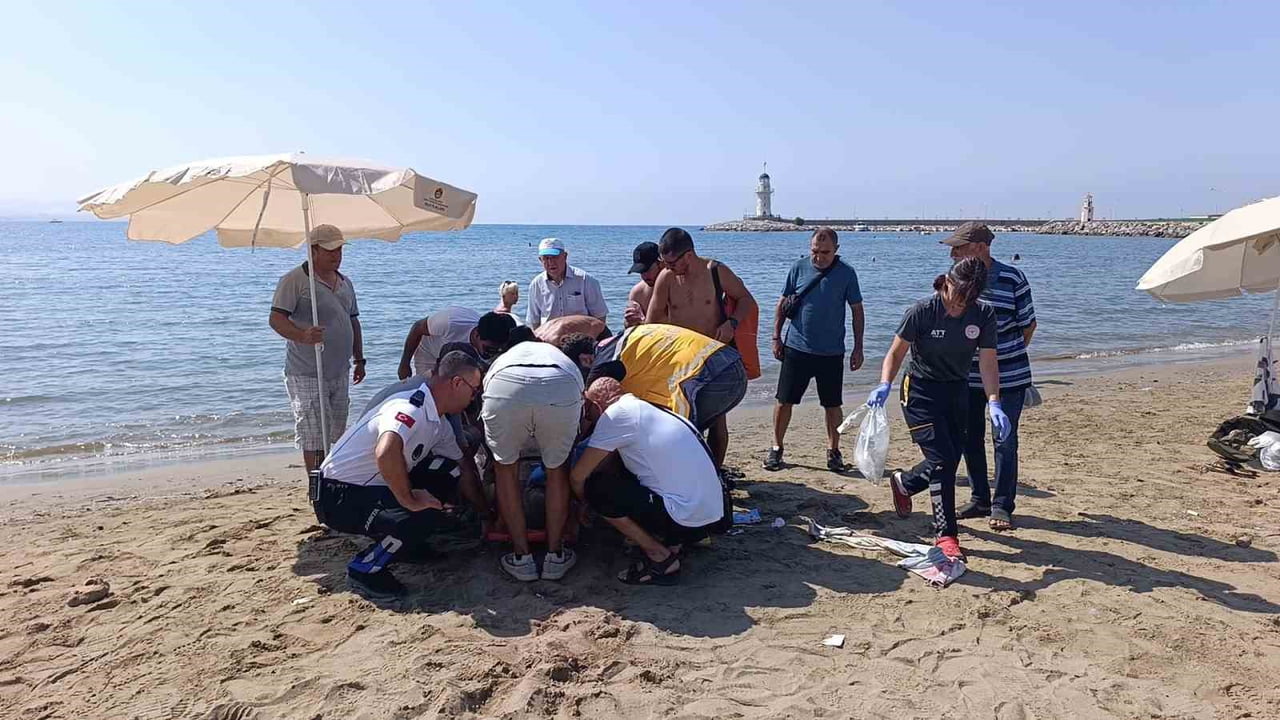 ANTALYA'NIN ALANYA İLÇESİNDE DENİZDE BOĞULMA TEHLİKESİ GEÇİREN 66 YAŞINDAKİ VATANDAŞ, ÇEVREDEKİ...