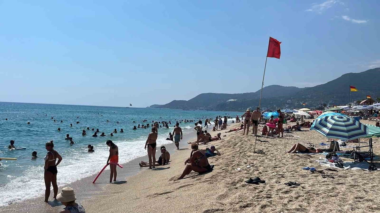 ANTALYA'NIN ALANYA İLÇESİNDE ETKİSİNİ ARTIRAN YAZ SICAKLARI, SAHİLLERİ HAREKETLENDİRDİ. HAVA...