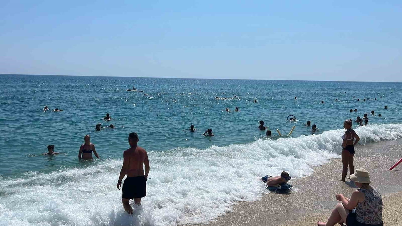 ANTALYA'NIN ALANYA İLÇESİNDE ETKİSİNİ ARTIRAN YAZ SICAKLARI, SAHİLLERİ HAREKETLENDİRDİ. HAVA...
