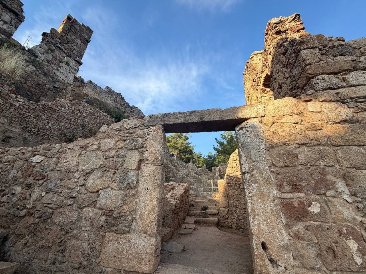 ANTALYA'NIN ALANYA İLÇESİNDE, GEÇMİŞİ YAKLAŞIK 3 BİN YIL ÖNCESİNE DAYANAN SYEDRA ANTİK KENTİ'NDE...