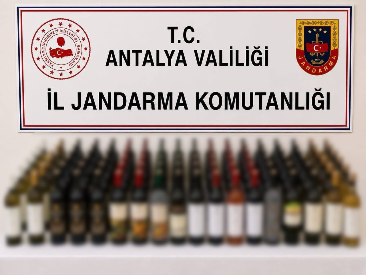 ANTALYA'NIN ALANYA İLÇESİNDE JANDARMA EKİPLERİNCE DÜZENLENEN OPERASYONDA 108 LİTRE KAÇAK ALKOL ELE...
