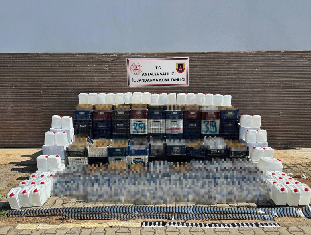 ANTALYA'NIN ALANYA İLÇESİNDE JANDARMA EKİPLERİNCE KAÇAK ALKOL VE SAHTE ÜRÜN TİCARETİNE YÖNELİK...