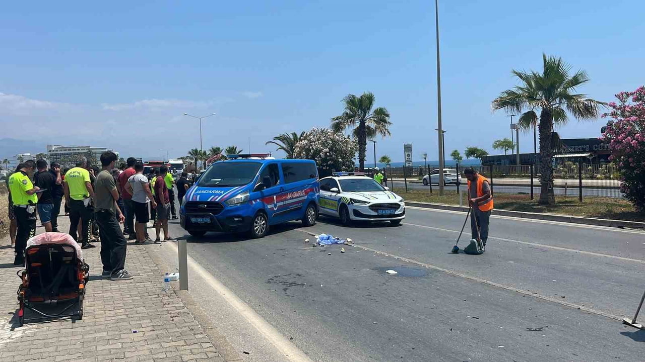 ANTALYA'NIN ALANYA İLÇESİNDE MOTOSİKLET İLE AÇIK KASA KAMYONETİN ÇARPIŞTIĞI TRAFİK KAZASINDA 22...