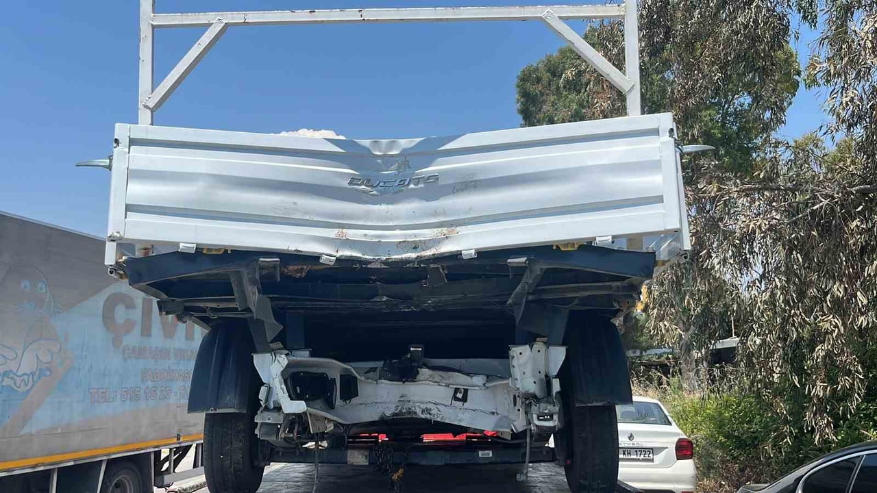 ANTALYA'NIN ALANYA İLÇESİNDE MOTOSİKLET İLE AÇIK KASA KAMYONETİN ÇARPIŞTIĞI TRAFİK KAZASINDA 22...