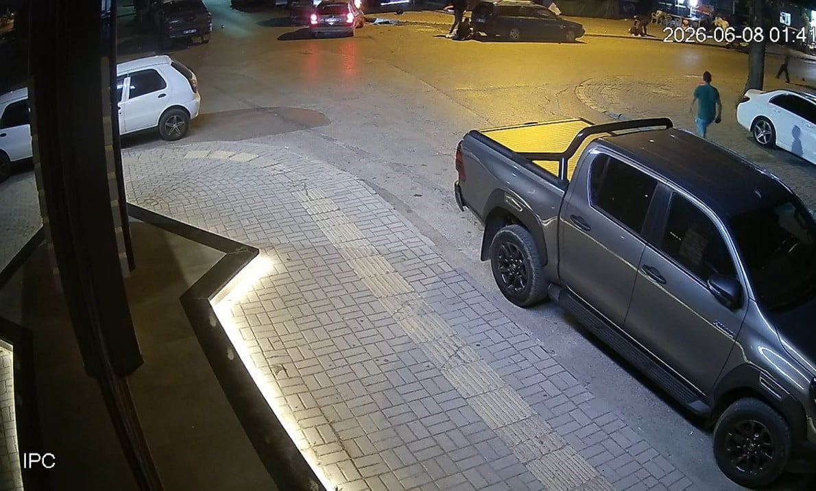 ANTALYA'NIN ALANYA İLÇESİNDE OTOMOBİL İLE MOTOSİKLETİN ÇARPIŞMASI SONUCU MEYDANA GELEN TRAFİK...