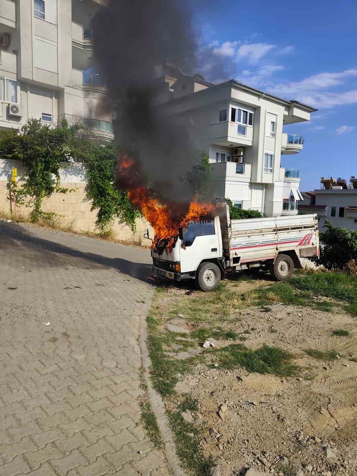 ANTALYA'NIN ALANYA İLÇESİNDE PARK HALİNDEKİ KAMYONETTE ÇIKAN YANGIN İTFAİYE EKİPLERİNİN...