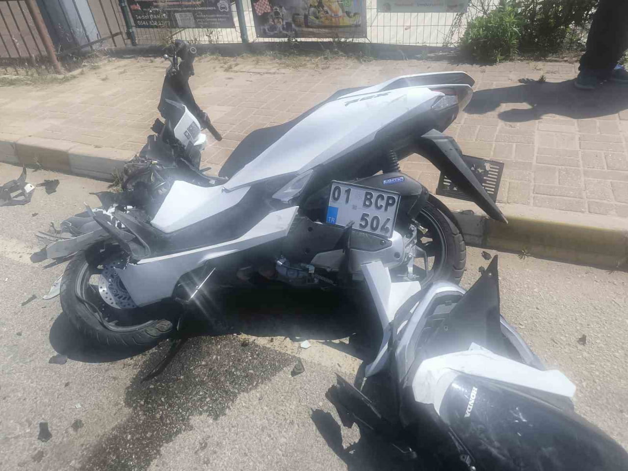 ANTALYA'NIN ALANYA İLÇESİNDE TRANSFER KAMYONETİ İLE MOTOSİKLETİN ÇARPIŞTIĞI TRAFİK KAZASINDA 2...
