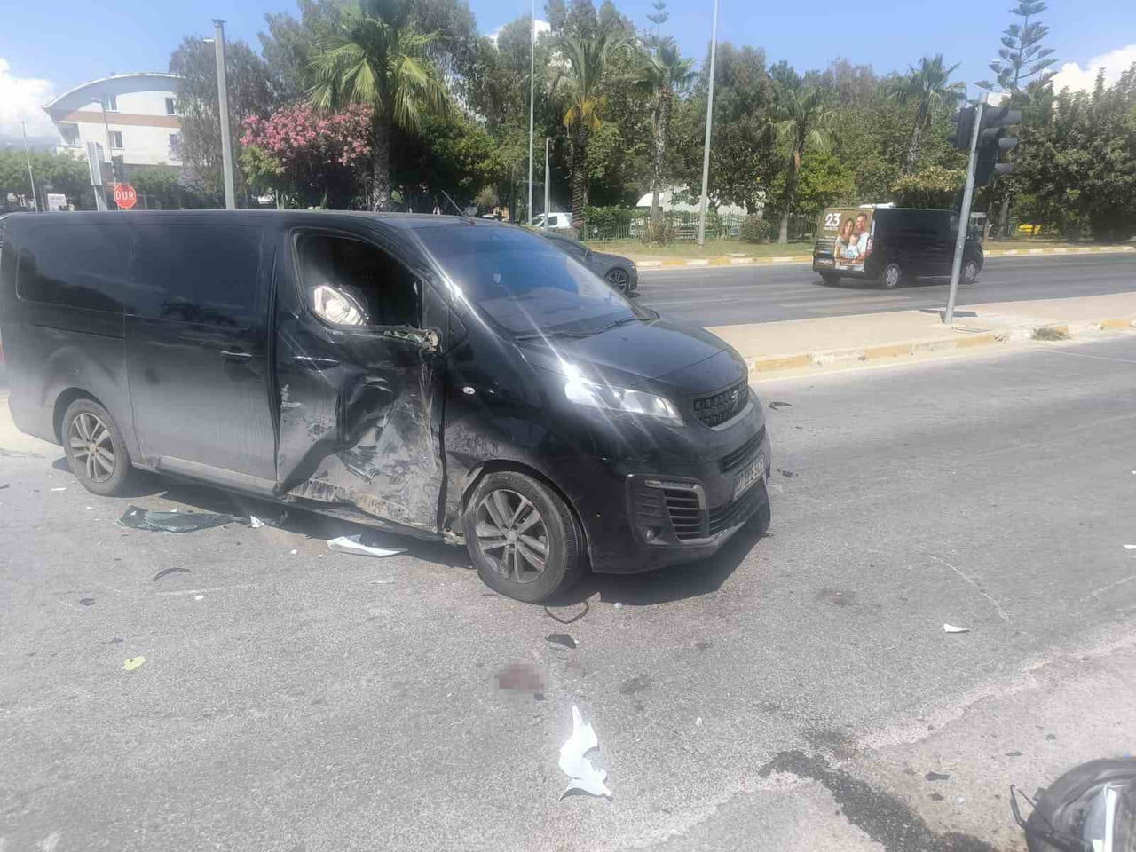 ANTALYA'NIN ALANYA İLÇESİNDE TRANSFER KAMYONETİ İLE MOTOSİKLETİN ÇARPIŞTIĞI TRAFİK KAZASINDA 2...