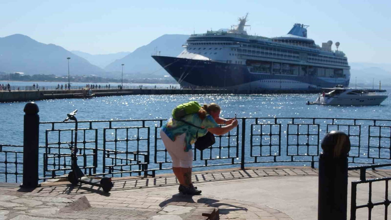 ANTALYA'NIN ALANYA İLÇESİNE MALTA BANDIRALI LÜKS KRUVAZİYER İLE BİN 749 TURİST GELDİ.