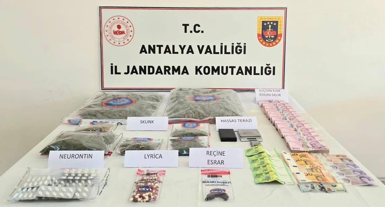 ANTALYA'NIN DÖŞEMEALTI İLÇESİNDE DÜZENLENEN UYUŞTURUCU OPERASYONUNDA GÖZALTINA ALINAN 4 ŞÜPHELİ...