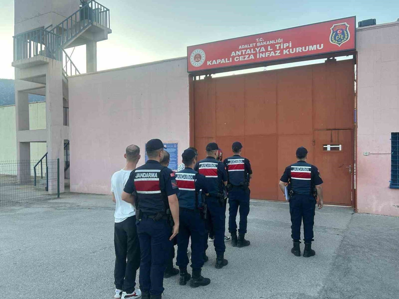 ANTALYA'NIN DÖŞEMEALTI İLÇESİNDE DÜZENLENEN UYUŞTURUCU OPERASYONUNDA GÖZALTINA ALINAN 4 ŞÜPHELİ...