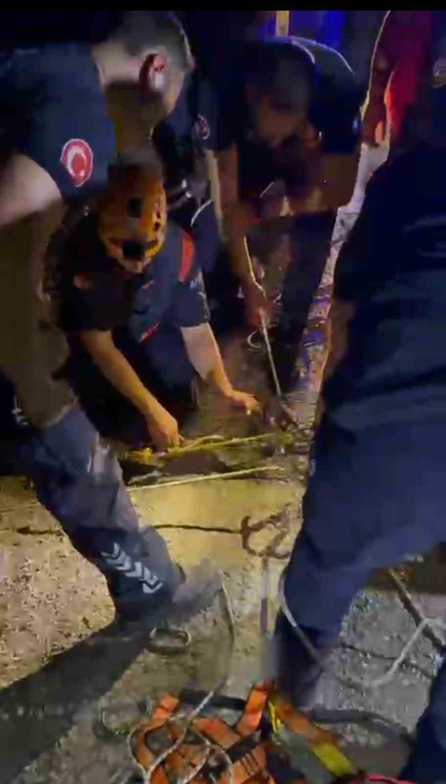 ANTALYA'NIN FİNİKE İLÇESİNDE BİR ARACIN UÇURUMA DÜŞMESİ SONUCU 1 KİŞİ SIKIŞARAK MAHSUR KALDIĞI...