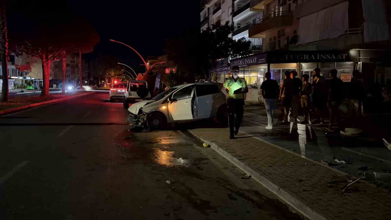 ANTALYA'NIN GAZİPAŞA İLÇESİNDE GECE SAATLERİNDE MEYDANA GELEN TRAFİK KAZASINDA KONTROLDEN ÇIKAN...