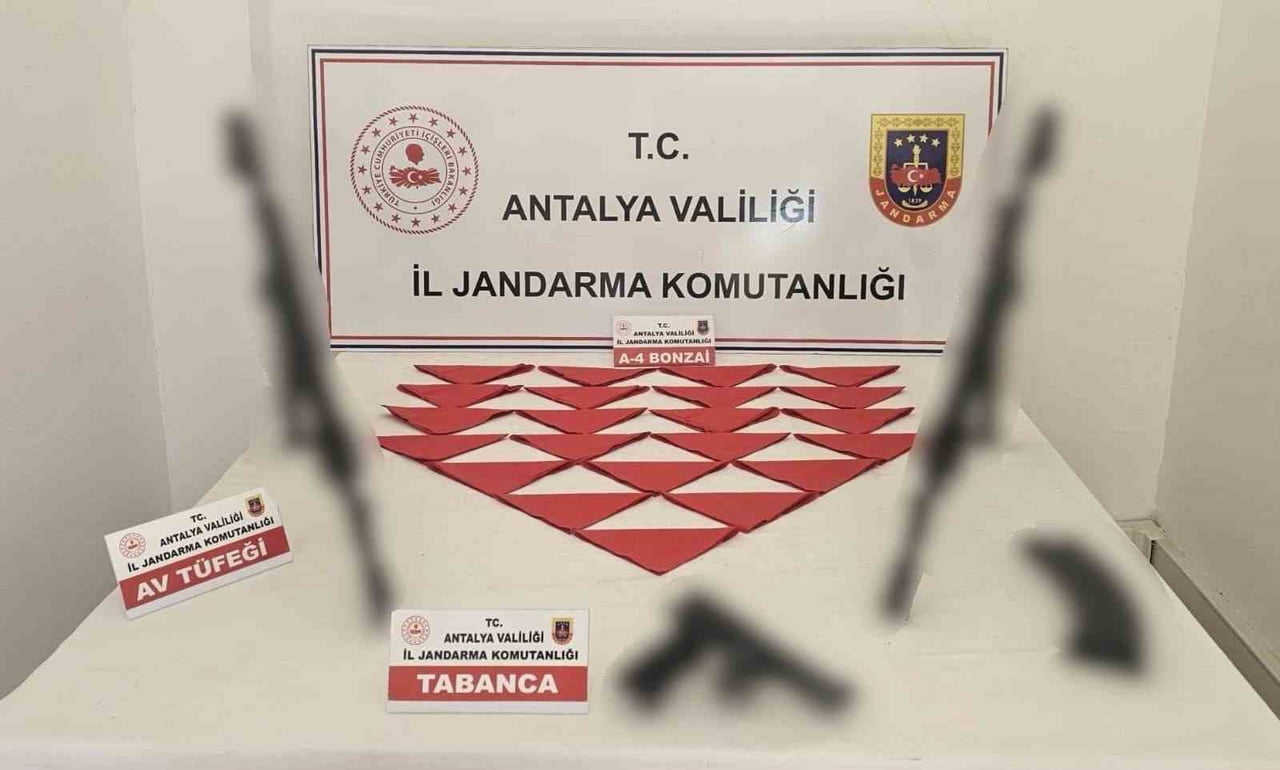 ANTALYA'NIN KEPEZ İLÇESİNDE JANDARMA EKİPLERİNCE DÜZENLENEN UYUŞTURUCU OPERASYONUNDA SENTETİK...