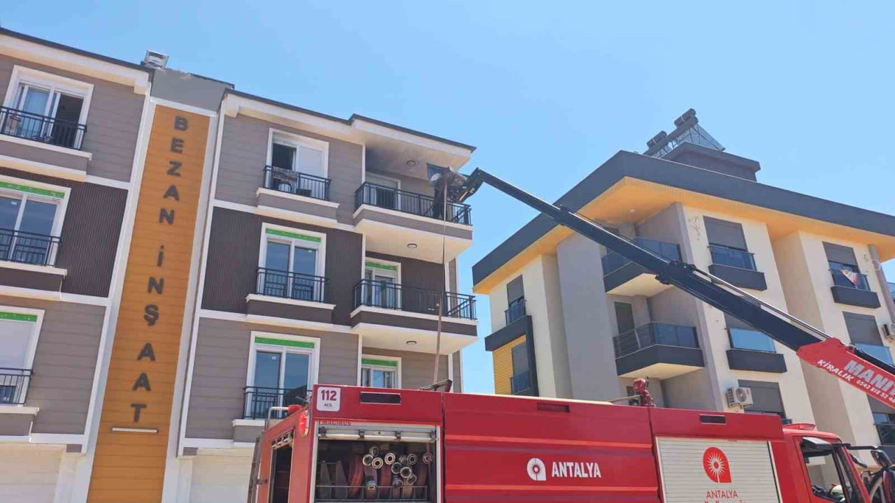 ANTALYA'NIN KEPEZ İLÇESİNE BAĞLI ALTIAYAK MAHALLESİ 8091 SOKAK'TA BULUNAN BİR EVDE ÇIKAN YANGIN...