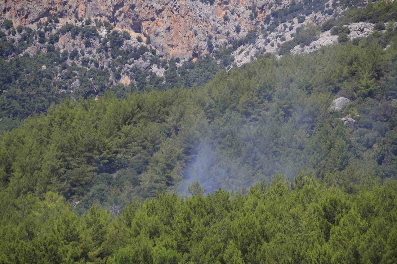 ANTALYA'NIN KONYAALTI İLÇESİ'NE BAĞLI AŞAĞIKARAMAN MAHALLESİ'NDE ORMANLIK ALANDA ÇIKAN YANGIN...