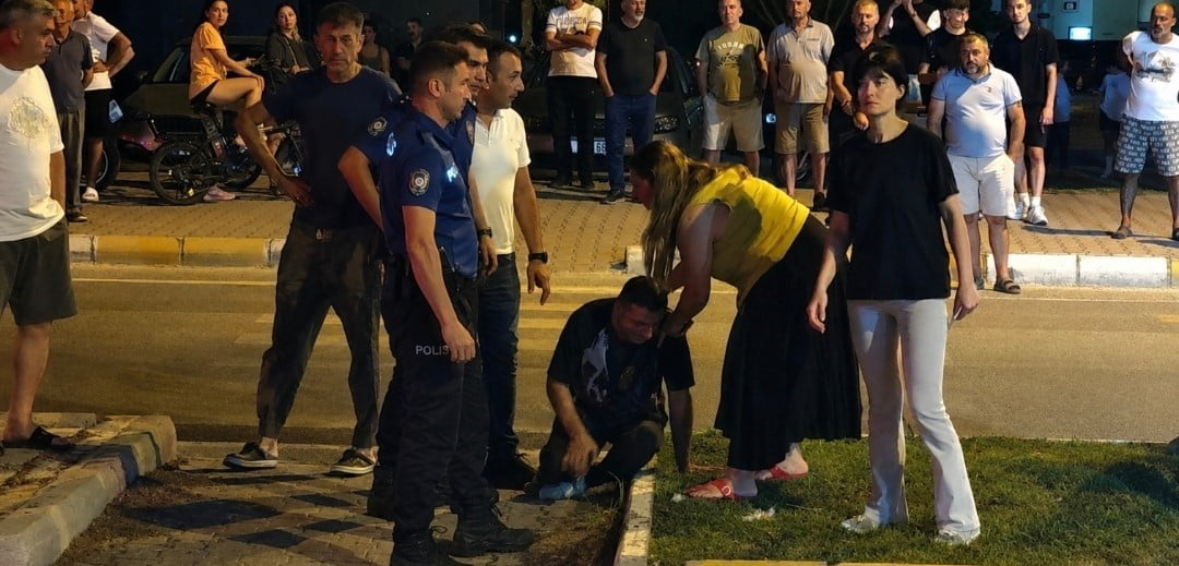 ANTALYA'NIN KONYAALTI İLÇESİNDE BİLGİSAYAR TAMİRİ YAPILAN BİR DÜKKANDA ÇIKAN YANGIN, İTFAİYE...