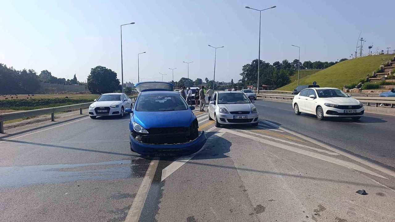 ANTALYA'NIN MANAVGAT  İLÇESİ'NDE MOTOSİKLET İLE OTOMOBİLİN ÇARPIŞMASI SONUCU MEYDANA GELEN KAZADA...